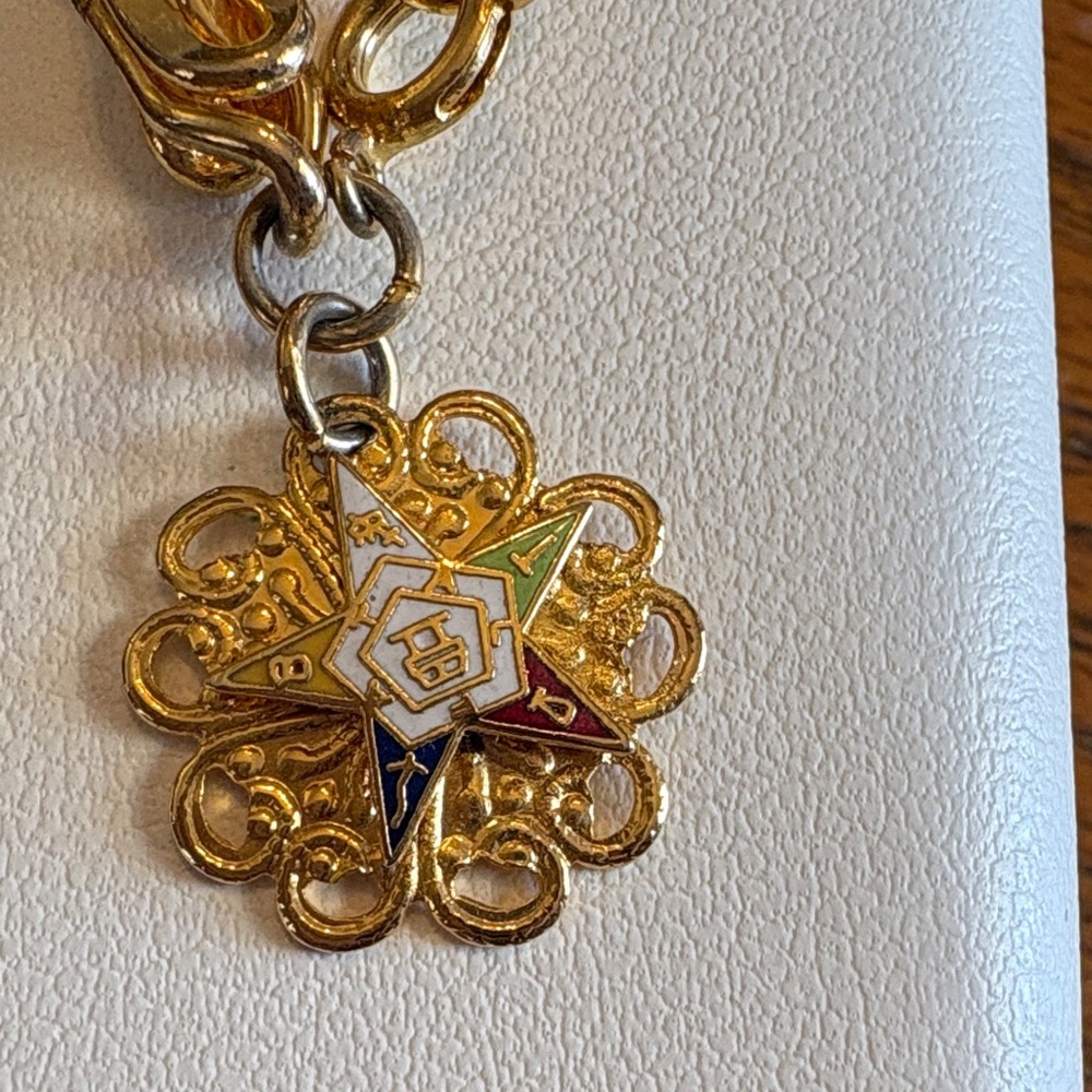 Eastern Star Brooch, Bracelet and pillbox. Gold tone - Picture 3 of 9